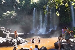 Kulen-vuoren vesiputous, 1000 lingaa, makuuasennossa oleva Buddha Tour