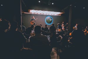 バンコク：ライブラウンジにて「ファンウィズレックス・コメディ」開催中