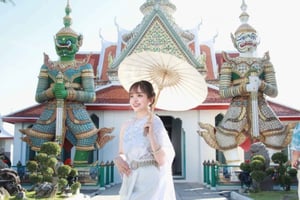 タイの衣装で写真撮影