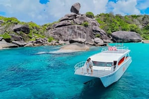 Phuket: Similansaarten snorklauspäiväkierros katamaraanilla