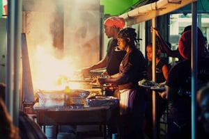 Bridgetown: Oistins-reservasjon med drikke og returtransport