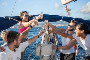 Barcelona Badalona: Seilbåttur, snacks, drikke, bading