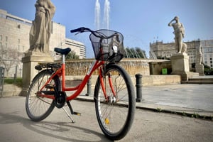 Barcelona: alquiler de bicicletas con mapa y recomendaciones locales.