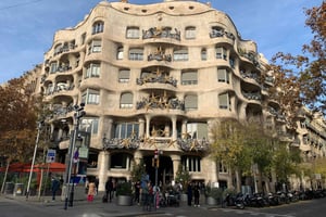 Barcelona Bike Tour: Iconic Sights & Hidden Snack Spot