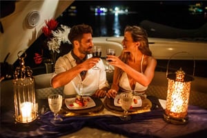 Barcelona: Cena Romántica y noche en camarote en velero