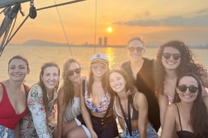 Barcelona: rejs z otwartym barem, katalońską przekąską i przystankiem na kąpiel