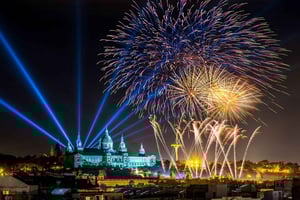 Festa esclusiva di Capodanno a Barcellona con cibo e DJ dal vivo