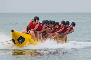 Barcelona: Passeio de barco inflável com bananas