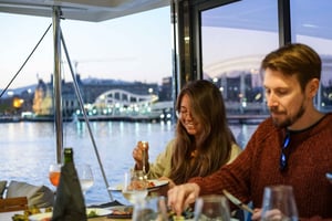 Barcelona: Frokost eller middag på sejltur i Middelhavet