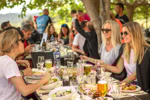 Barcelona: wycieczka do Montserrat i lunch w gospodarstwie rolnym dla małych grup