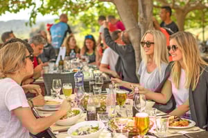 Barcelona: bezoek aan Montserrat & lunch in een boerderij, kleine groep