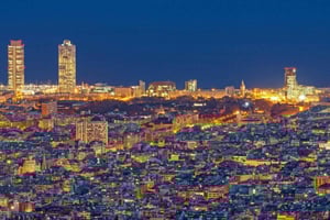 バルセロナ：モヴィーダの中心を巡る夜のウォーキングツアー