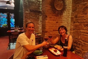 Barcelona: Old Town Walking Tour with Wine and Tapas