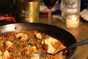 Barcelona: privékookles met tapas, paella en wijn