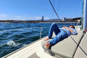 Experiência de Vela de Luxo em Barcelona com Petiscos e Bebidas