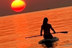 Barcelona: Sunrise Paddleboard Tour with Photos & Breakfast