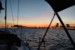 Barcelona: Rejs o zachodzie słońca z przekąskami i napojami