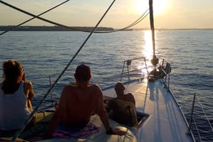 Segeltörn bei Sonnenuntergang in Barcelona mit offener Bar und Snacks