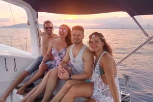 Barcelona: Paseo en velero al atardecer con barra libre y aperitivos