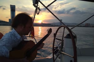 Барселона: Прогулка под парусом на закате с живой гитарной музыкой и тапас