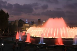 Barcellona: Tour serale a piedi con i punti salienti della città