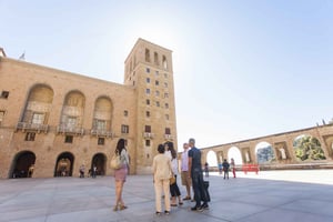 De Barcelona: Viagem de meio dia a Montserrat com vinho e tapas