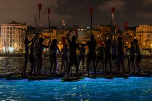 Starlight Paddlesurf w nocy w Barcelonie