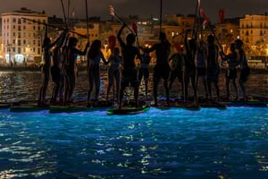 Starlight Paddlesurf yöllä Barcelonassa