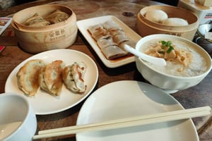 Beijing: Dim Sum Breakfast & Hutong History Tour
