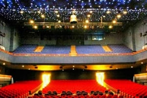 Beijing: ticket voor de acrobatenshow in het Red Theatre met vervoer