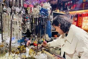 ¡Aventura de regateo en el mercado nocturno con un guía inglés!