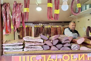 E スクーターでのセルビア料理ツアー