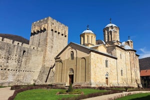 De Belgrado: Excursão de dia inteiro à Caverna Resava e mosteiros medievais
