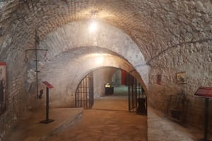 Belgrade: Underground Tour with Riverside Sparkling Wine