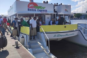 Flores: Belice/Caye Caulke/San Pedro Traslado en furgoneta o ferry