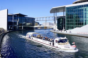 Berlín: crucero por el río en barco climatizado con guía bilingüe en directo