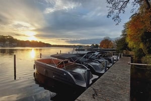 Berlín: Alquiler de barcos eléctricos para autoconducción 2 h