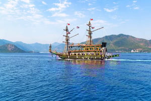 Bodrum: Family-Friendly Pirate Boat Day with Lunch & Drinks