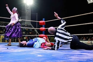 Cholitas Wrestling: Cholitas-show på skøjtebane