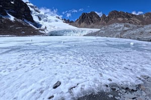 La Paz: Hike with a tour guide to the Ventanani Glacier Lagoon
