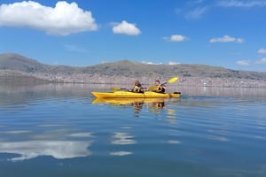 Puno: Excursión de 2 días en Kayak por los Uros con estancia en familia en la isla de Amantani