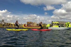 Puno : Vélo aquatique sur l'île d'Uros au lac Titicaca
