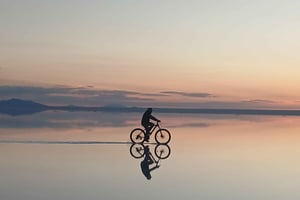 Uyuni: Wycieczka rowerowa z przewodnikiem po Uyuni Salt Flat z lunchem