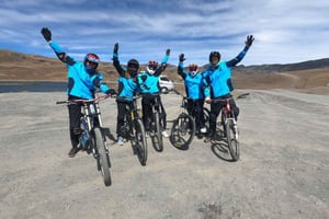 Viagem 'particular' de mountain bike pela estrada mais perigosa do mundo