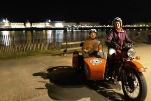 ボルドー：ワインテイスティングを伴う夜間サイドカーツアー