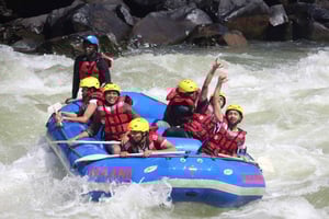 Fra Livingstone & Victoria Falls: Rafting & Safari Combo