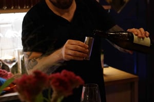 Degustazione di vini ungheresi a 6 livelli in un accogliente tavolo comunitario