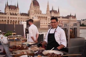 Budapest: Dinner Cruise with Live Music & Unlimited Drinks