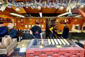 Budapest: Christmas Market Guided Walking Tour with Tastings