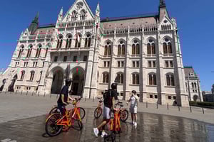 Budapest: Historical Bike Tour 2.5 hours with Local Guide